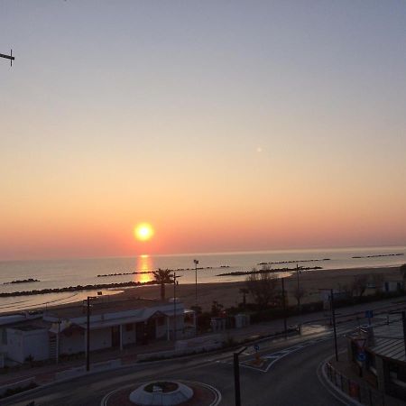 Апартаменты Sunrise Beach House - Sea View Монтесильвано Экстерьер фото