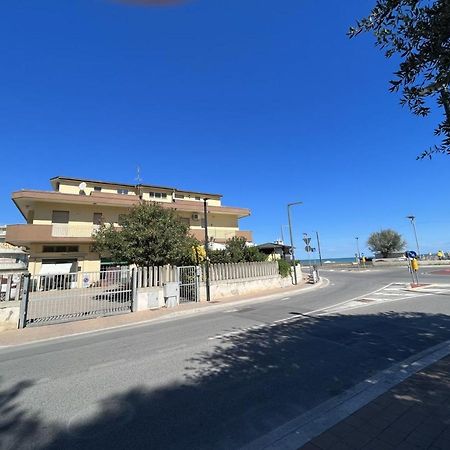 Апартаменты Sunrise Beach House - Sea View Монтесильвано Экстерьер фото