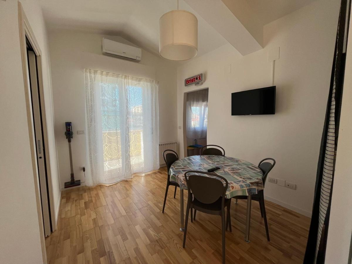 Апартаменты Sunrise Beach House - Sea View Монтесильвано Экстерьер фото